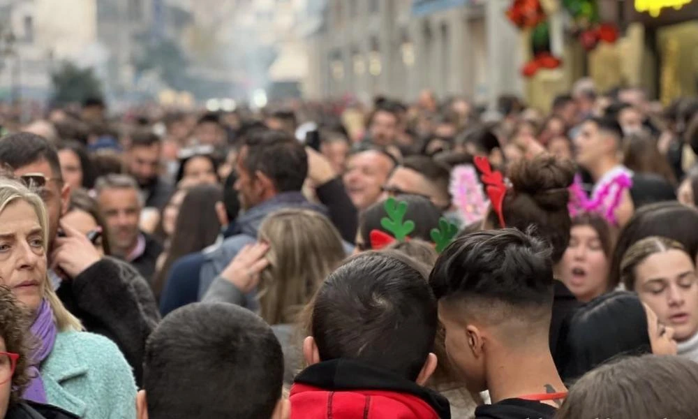 Το αδιαχώρητο στο κέντρο της Θεσσαλονίκης - Τραγουδούσαν Βασίλη Καρρά (video)